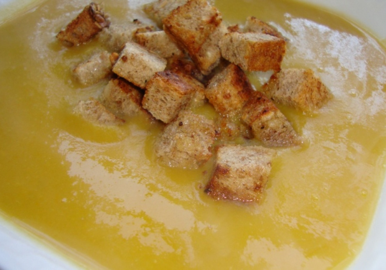Przecierowa zupa groszkowa z grzankami foto