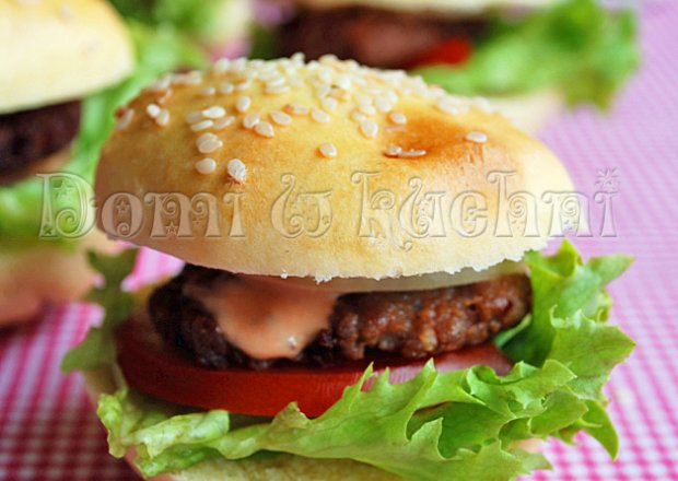 Fotografia przedstawiająca Przekąska kibica - mini burgery