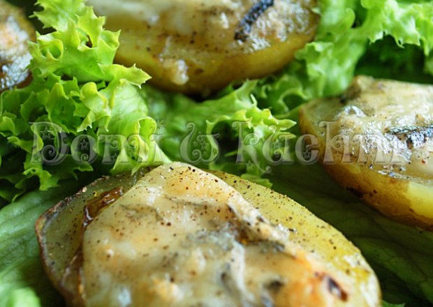Fotografia przedstawiająca Przekąska kibica - ziemniaczki z gorgonzolą