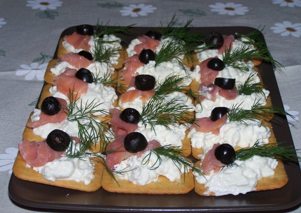 Fotografia przedstawiająca Przekąska na dwa "gryzy", czyli na krakersach z białym serem :)