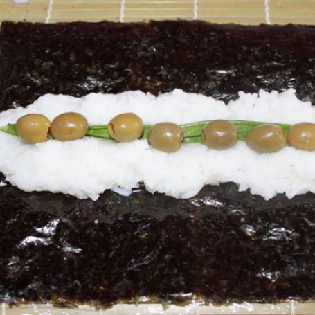 Krok 3 - Przekąska - Sushi Joanny z  oliwką nadziewaną foto