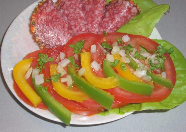 Fotografia przedstawiająca Przekąska warzywna z salami