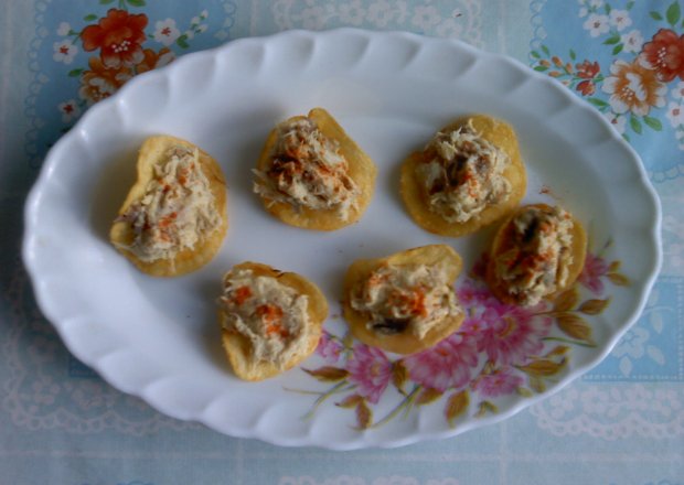 Fotografia przedstawiająca Przekąska z chipsów i pasty z makreli wędzonej