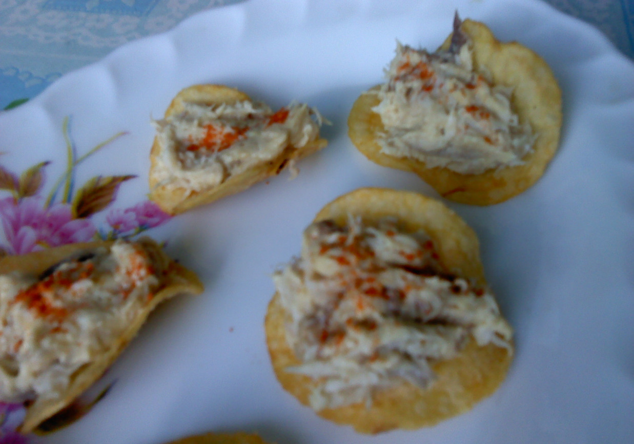 Przekąska z chipsów i pasty z makreli wędzonej foto