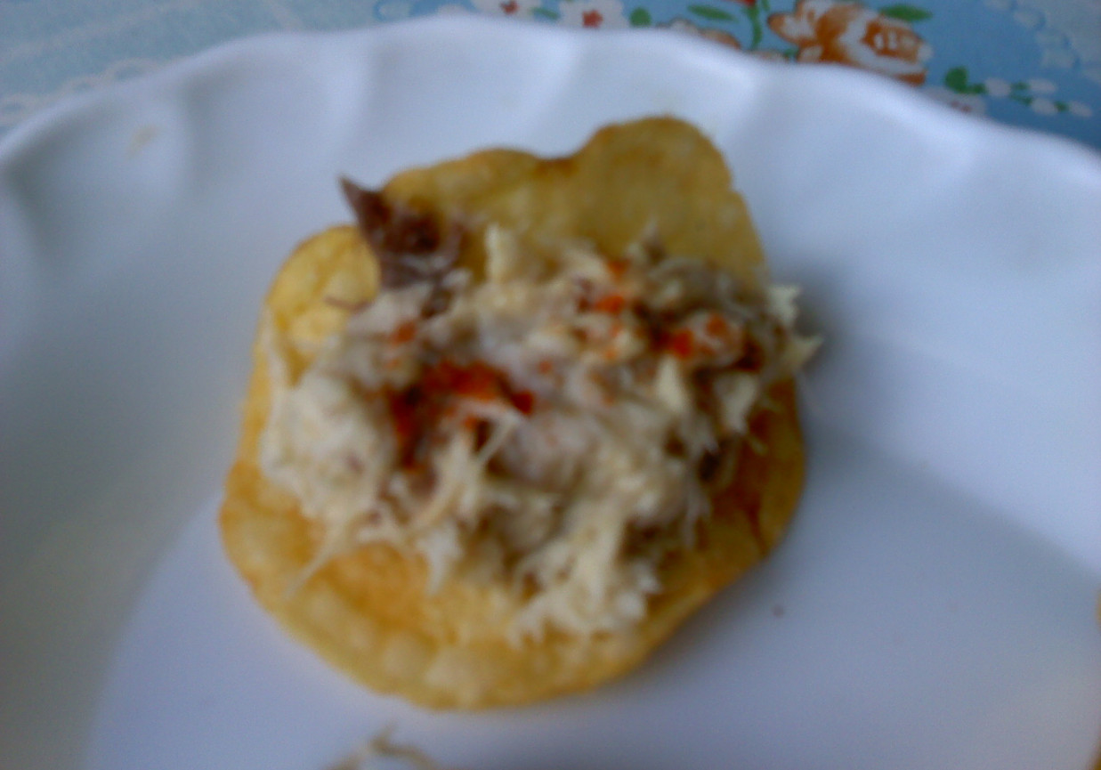 Przekąska z chipsów i pasty z makreli wędzonej foto