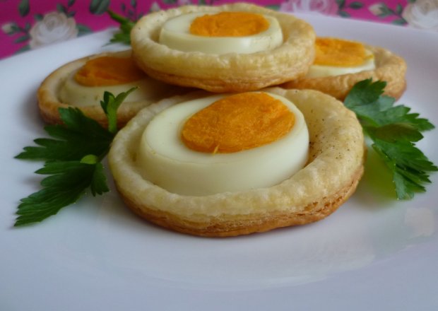 Fotografia przedstawiająca Przekąska z ciasta francuskiego i jajek