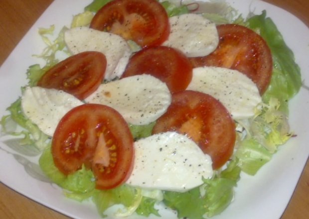 Fotografia przedstawiająca Przekąska z Mozzarellą i Pomidorem
