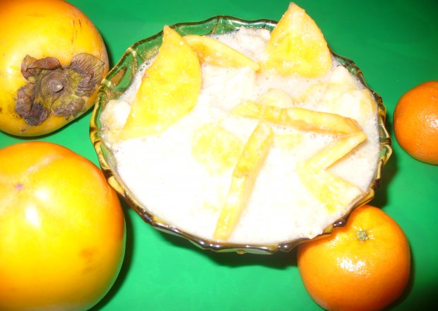 Fotografia przedstawiająca Przekąska z płatków owsianych i siemienia lnianego   z mandarynką