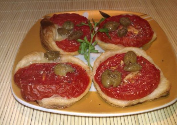 Fotografia przedstawiająca Przekąska z pomidorem