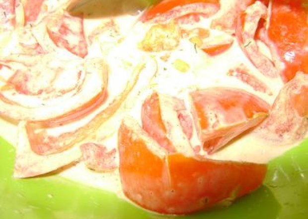 Fotografia przedstawiająca przekąska z pomidorów w sosie bazyliowym