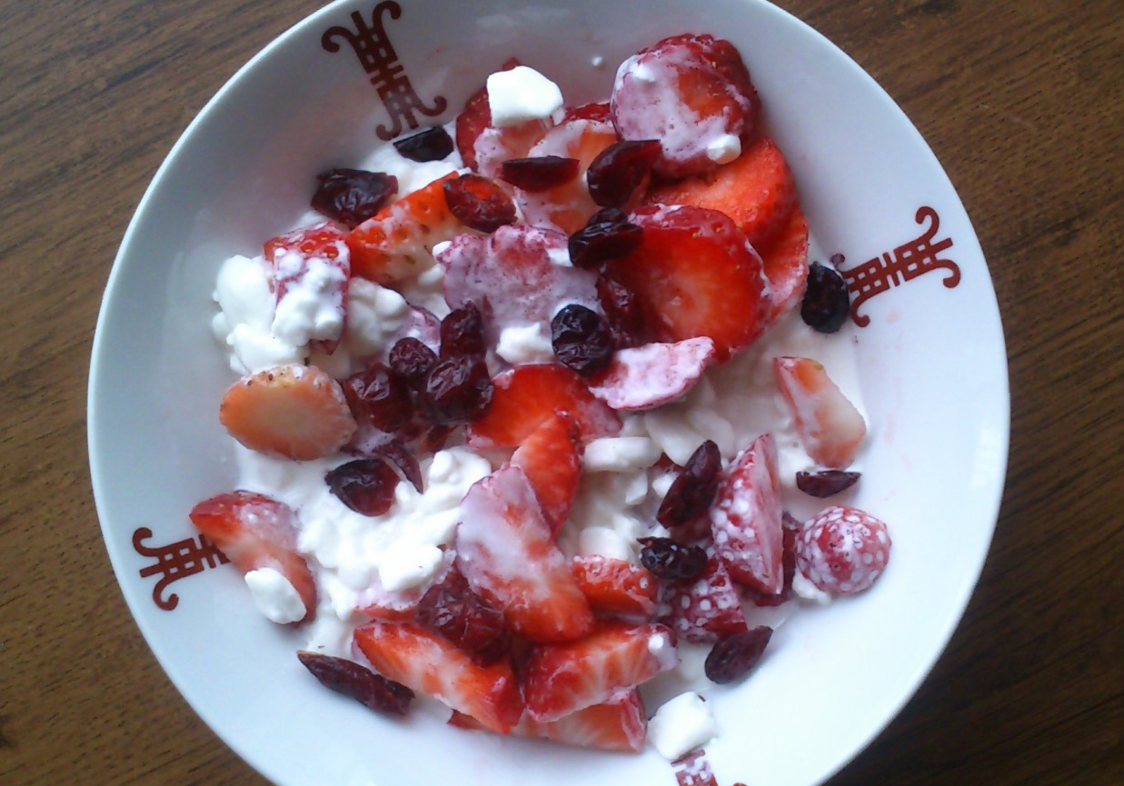 Przekąska z serka wiejskiego i truskawek DoradcaSmaku.pl