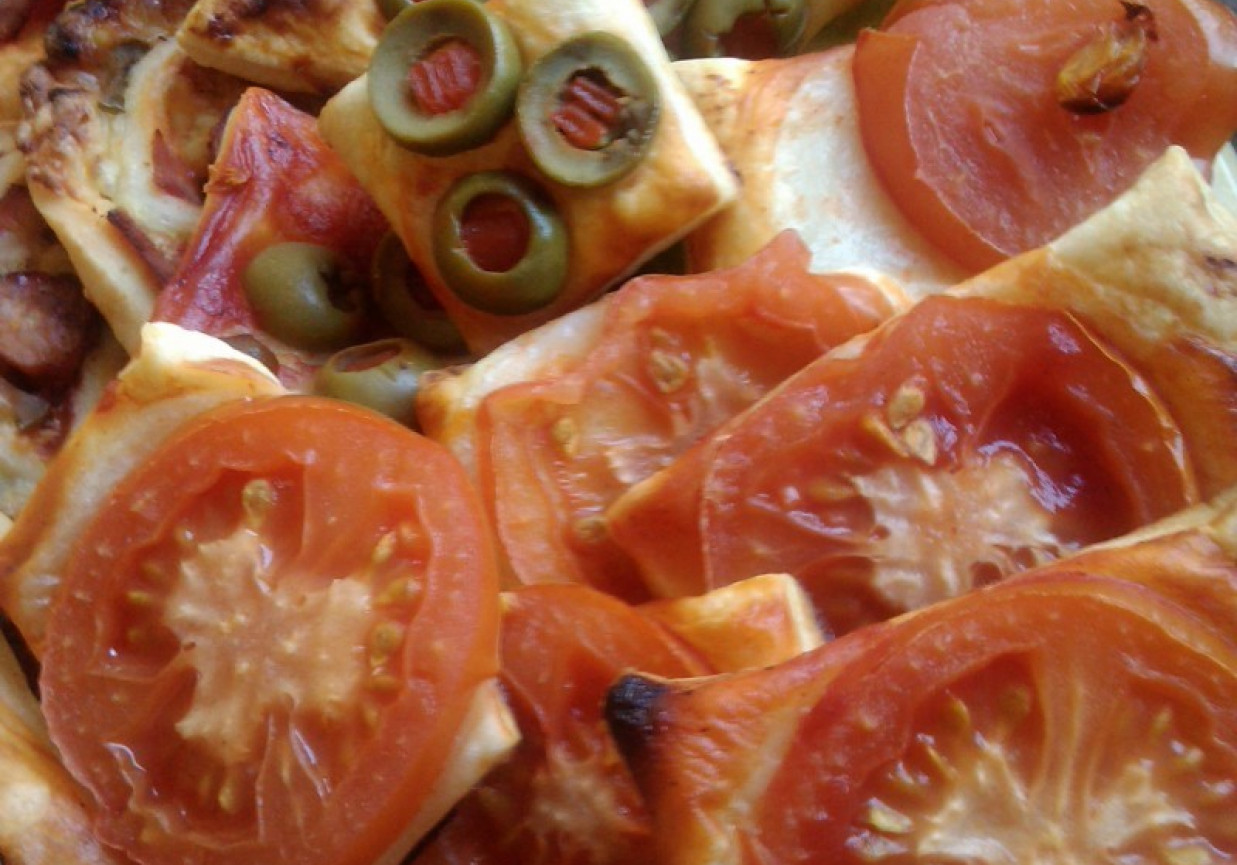 Przekąski na francuskim cieście z pomidorami lub oliwkami foto