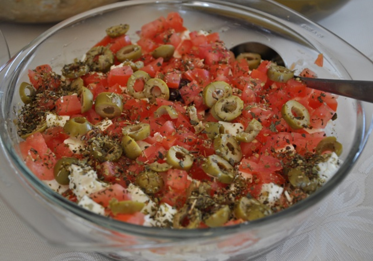 przekładana sałatka z pomidorem cebulą, fasolą i oliwkami foto