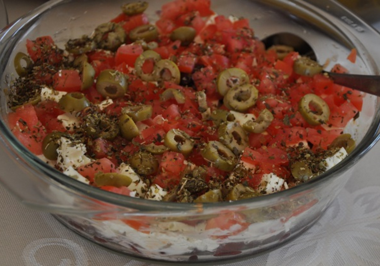 przekładana sałatka z pomidorem cebulą, fasolą i oliwkami foto