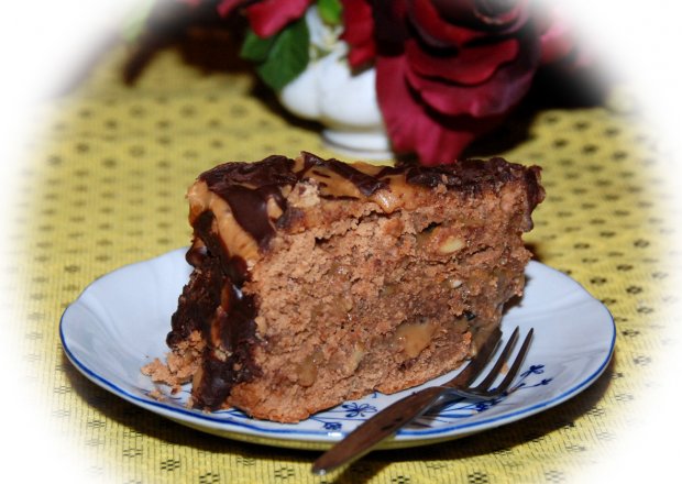 Fotografia przedstawiająca Przekładaniec karmelowo-czekoladowy z orzechami