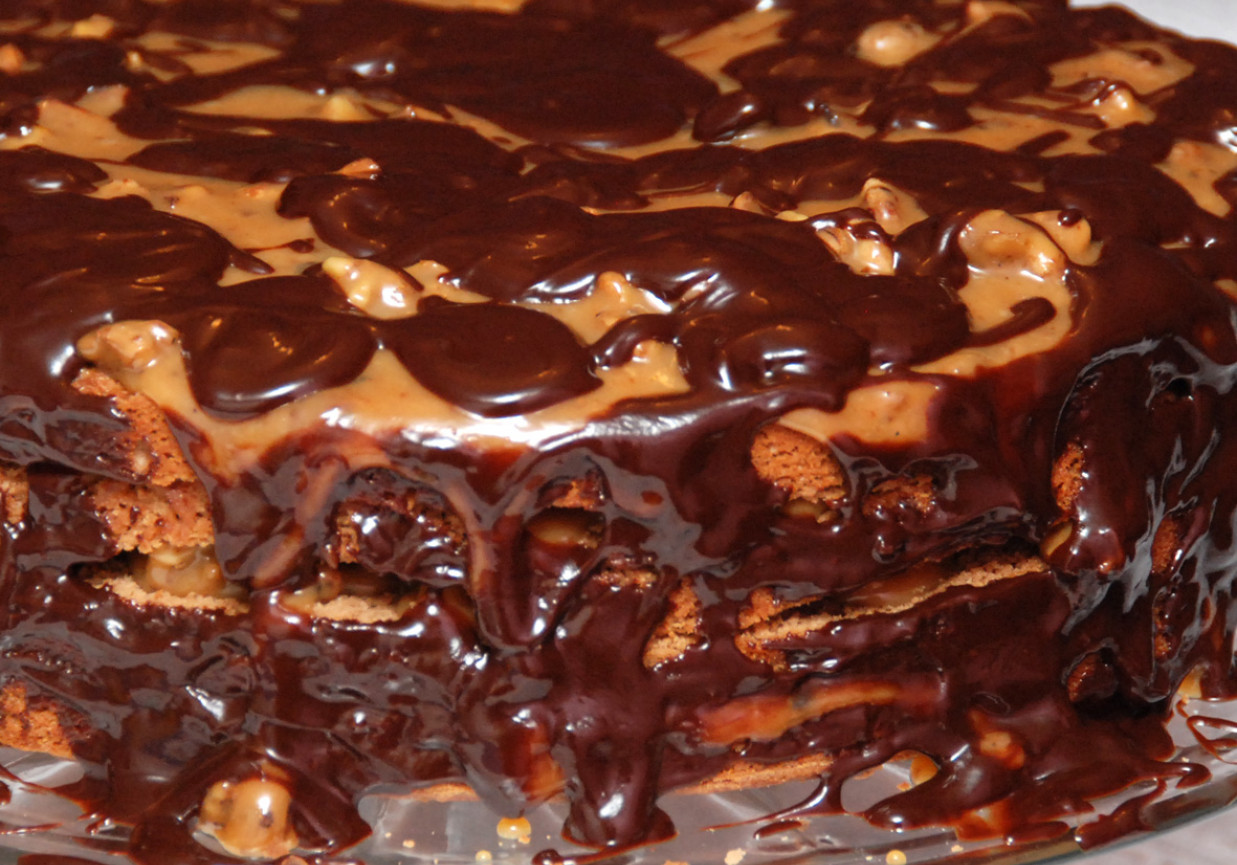 Przekładaniec karmelowo-czekoladowy z orzechami foto