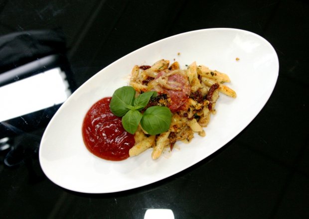 Fotografia przedstawiająca Przepis dnia II, odc. 10. Zapiekanka makaronowa z suszonymi pomidorami i kindziukiem