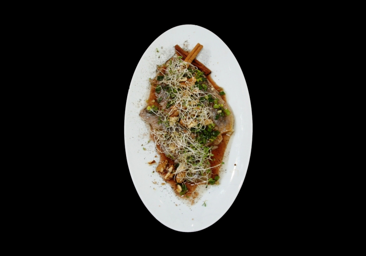 Przepis dnia II, odc. 11. Śledź z sosem piernikowym i orzechami włoskimi foto