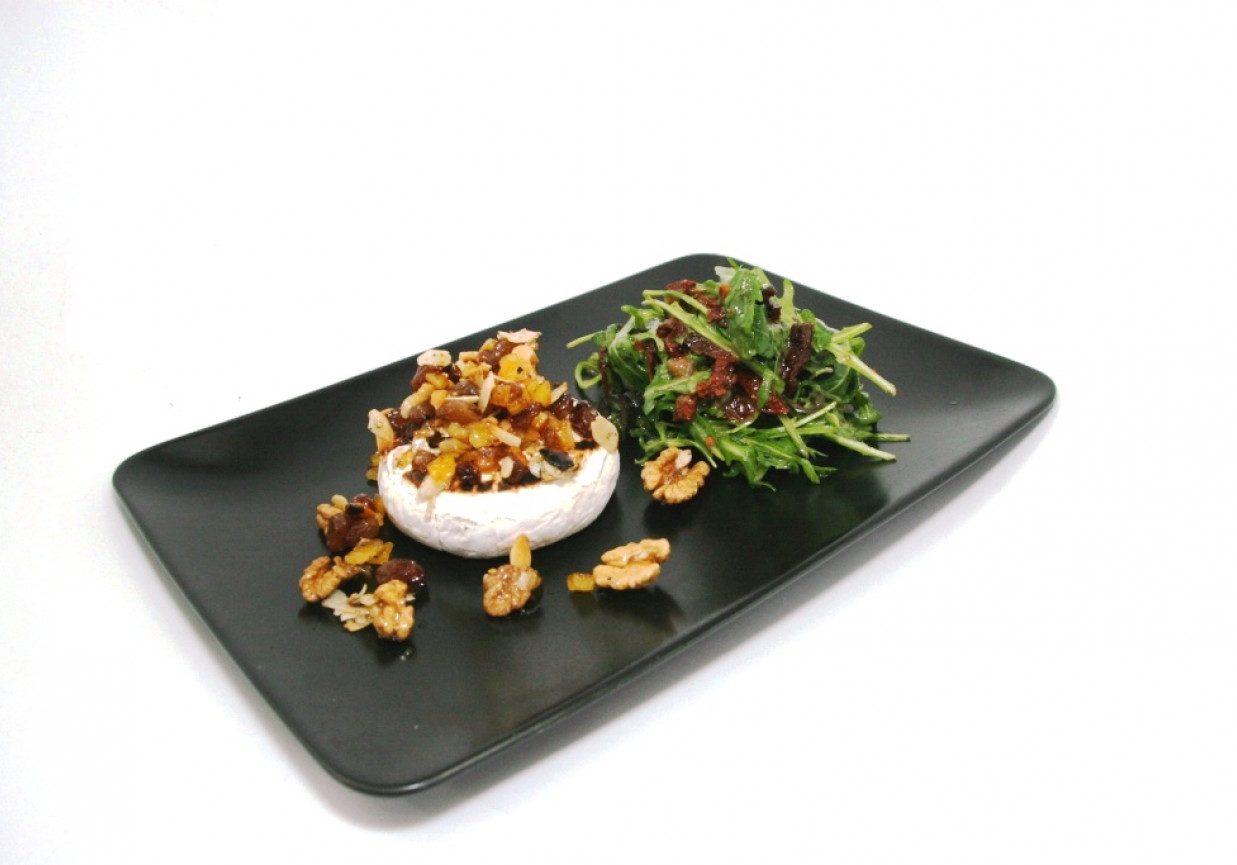 Przepis dnia II, odc. 12. Grillowany camembert z sałatką z sosem włoskim foto