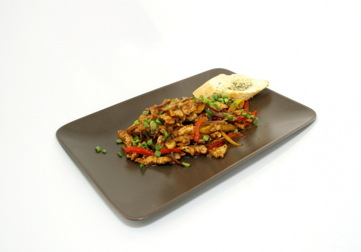 Przepis dnia II, odc. 17. Potrawka z indyka z pikantnymi warzywami z patelni foto