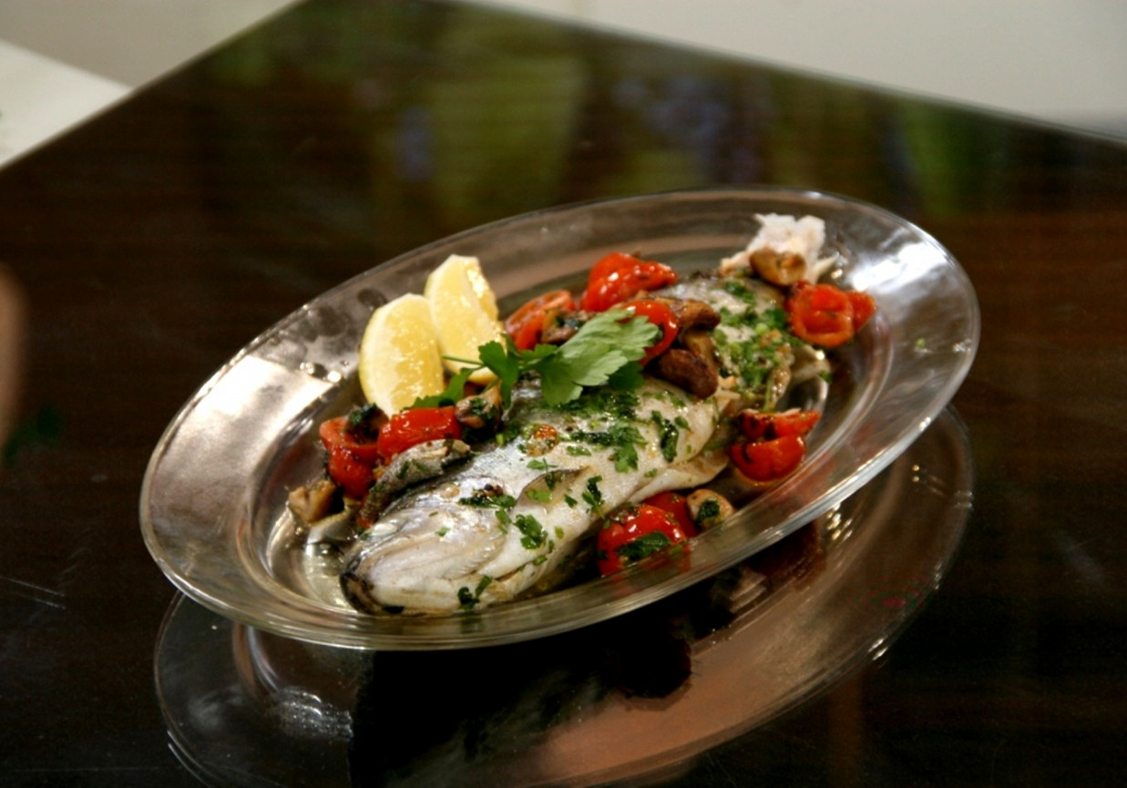 Przepis dnia II, odc. 3. Pieczone pstrągi z pieczarkami i pomidorami koktajlowymi foto