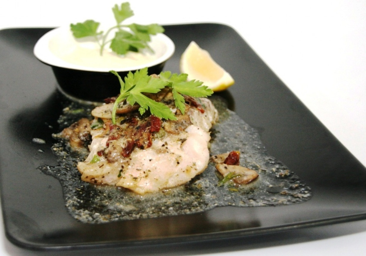 Przepis dnia II, odc. 45: Grillowany filet z dorsza z pieczarkami, pomidorami i ziołami foto