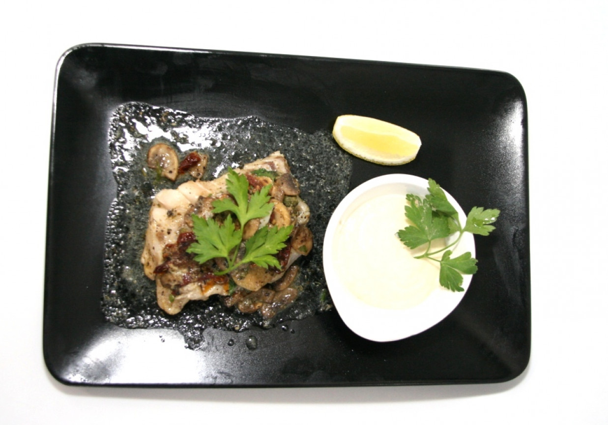 Przepis dnia II, odc. 45: Grillowany filet z dorsza z pieczarkami, pomidorami i ziołami foto