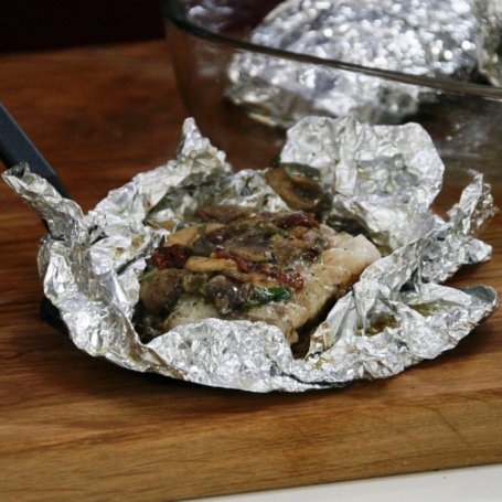 Krok 7 - Przepis dnia II, odc. 45: Grillowany filet z dorsza z pieczarkami, pomidorami i ziołami foto