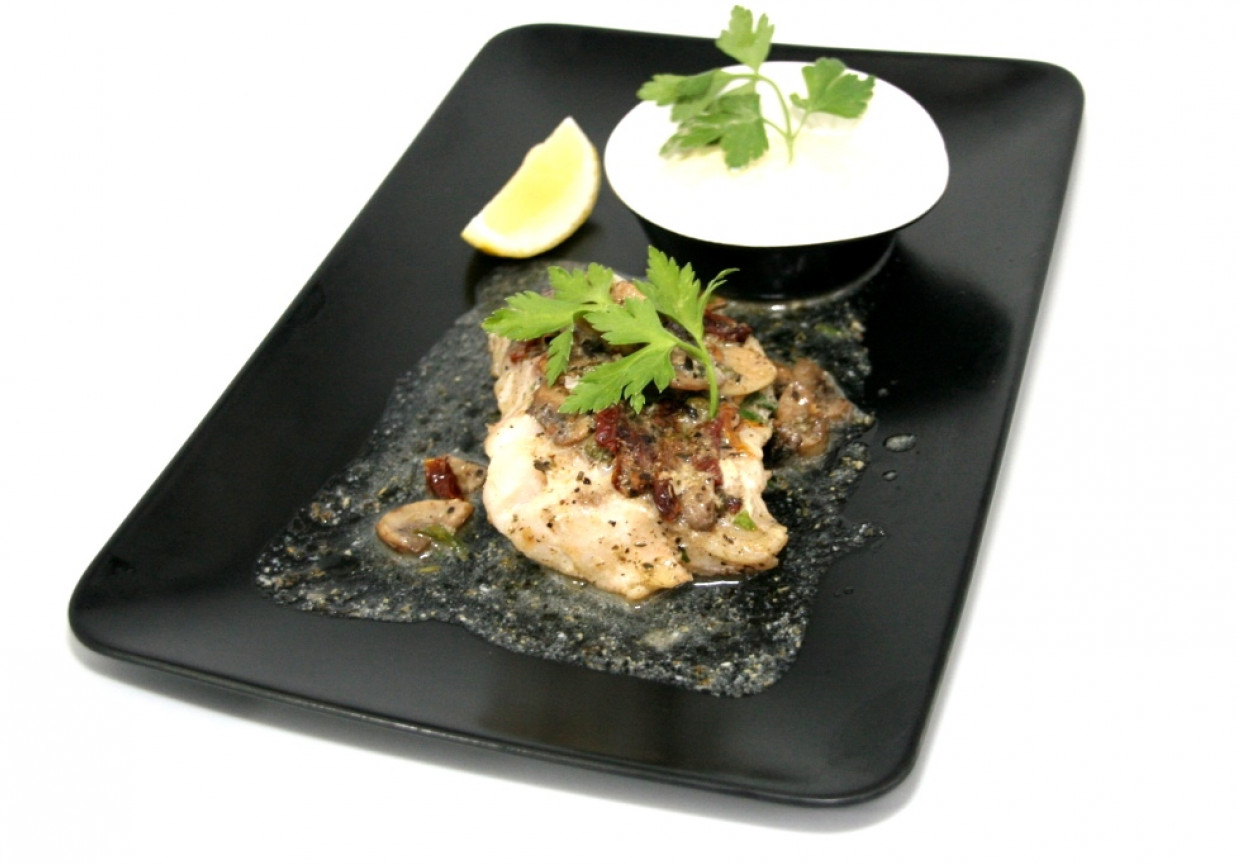 Przepis dnia II, odc. 45: Grillowany filet z dorsza z pieczarkami, pomidorami i ziołami foto