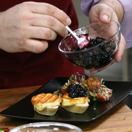 Krok 5 - Przepis dnia II, odc. 47: Grillowany oscypek z sałatką z pomidorów foto