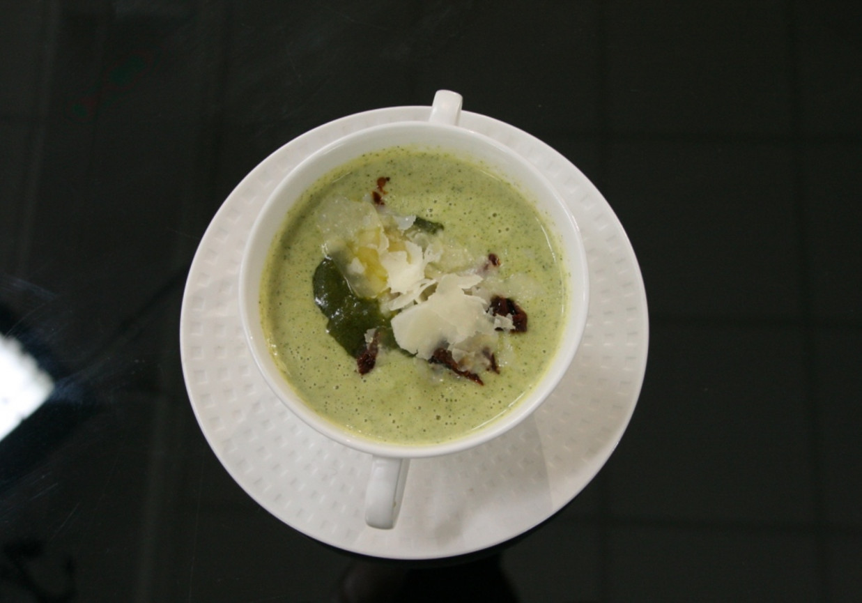 Przepis dnia II, odc. 5. Zupa krem z cukinii z sosem z natki pietruszki i tartym serem foto