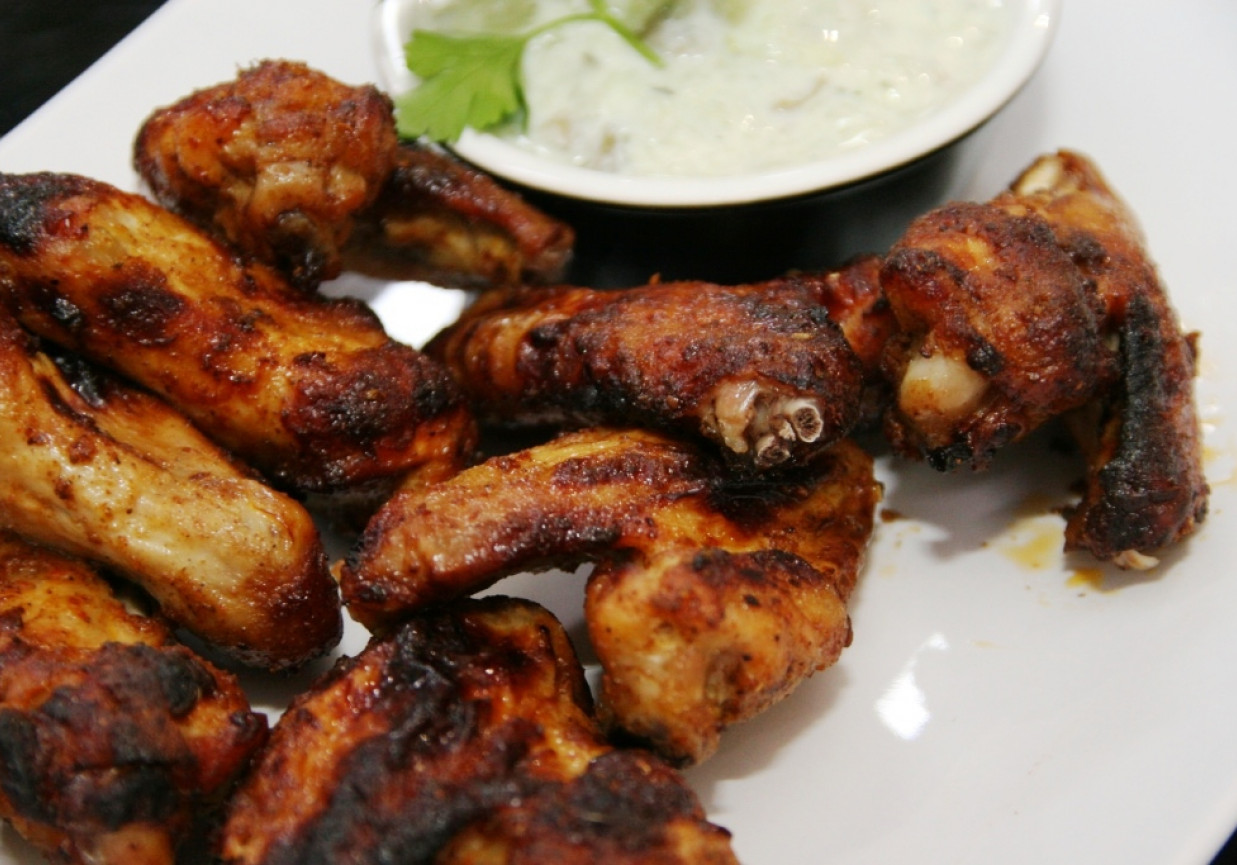 Przepis dnia II, odc. 52: Pikantne skrzydełka z sosem jogurtowym foto