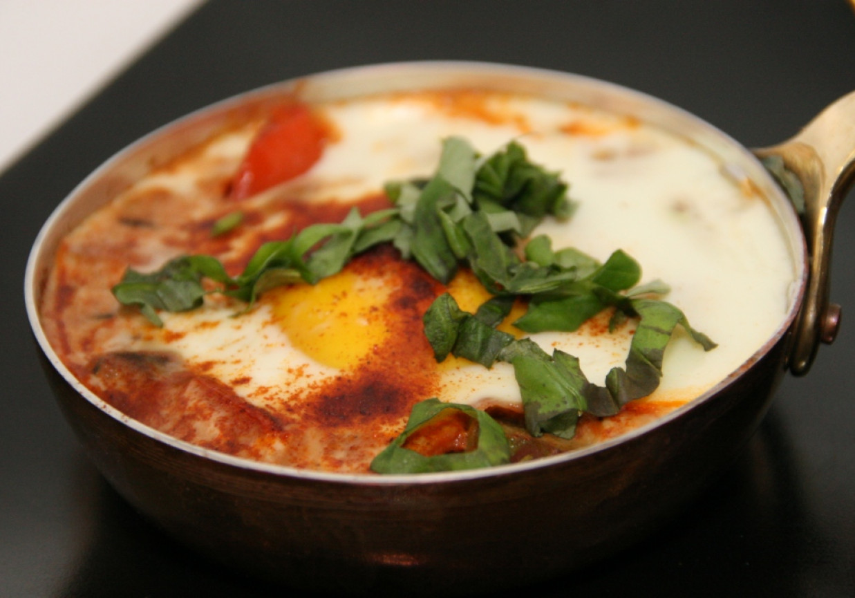 Przepis dnia II, odc. 55: Pikantne leczo zapiekane z jajkiem foto