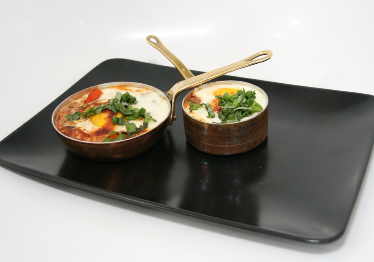 Przepis dnia II, odc. 55: Pikantne leczo zapiekane z jajkiem foto