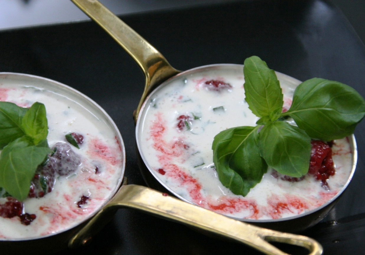 Przepis dnia II, odc. 61: Maliny na ciepło z przyprawami korzennymi podane z lodami z bazylią foto