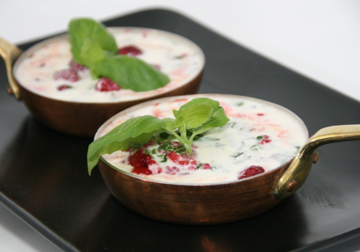 Przepis dnia II, odc. 61: Maliny na ciepło z przyprawami korzennymi podane z lodami z bazylią foto