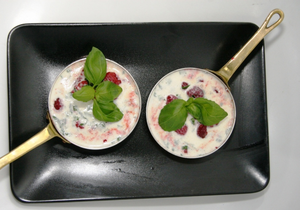 Przepis dnia II, odc. 61: Maliny na ciepło z przyprawami korzennymi podane z lodami z bazylią foto
