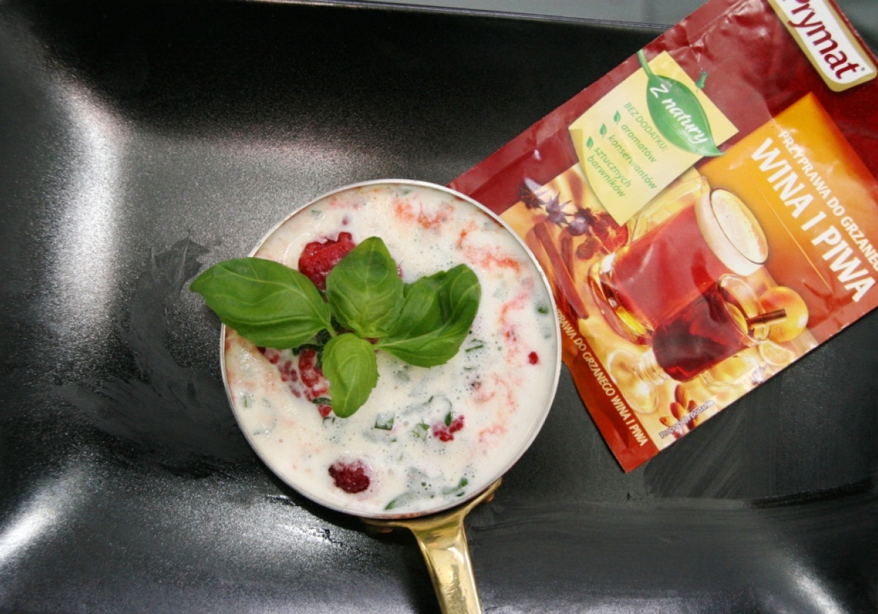 Przepis dnia II, odc. 61: Maliny na ciepło z przyprawami korzennymi podane z lodami z bazylią foto