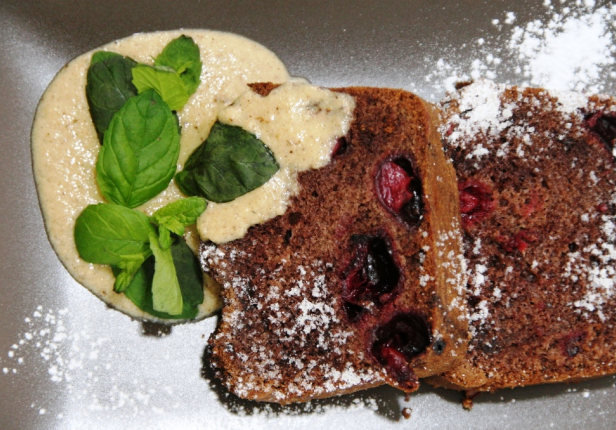 Przepis dnia II, odc. 7. Ciastko czekoladowe z wiśniami i sosem korzennym foto