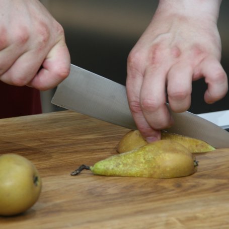Krok 2 - Przepis dnia III, odc. 21: Pieczone udka z kurczaka z gruszkami i morelami foto
