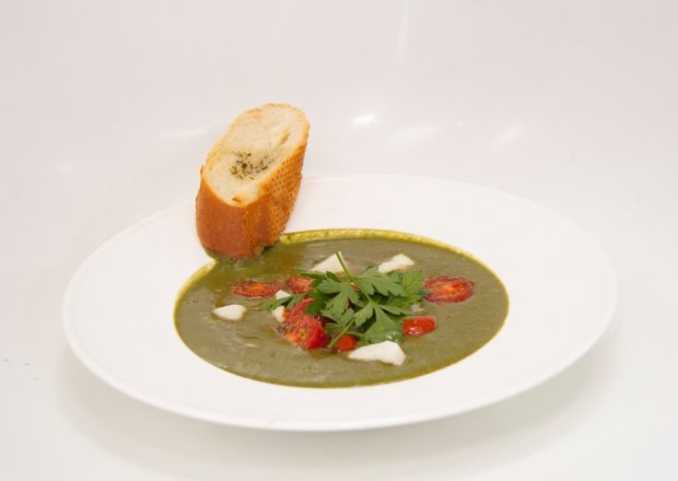 Fotografia przedstawiająca Przepis dnia III, odc. 27: Zupa krem ze szpinaku z serem owczym i pomidorami