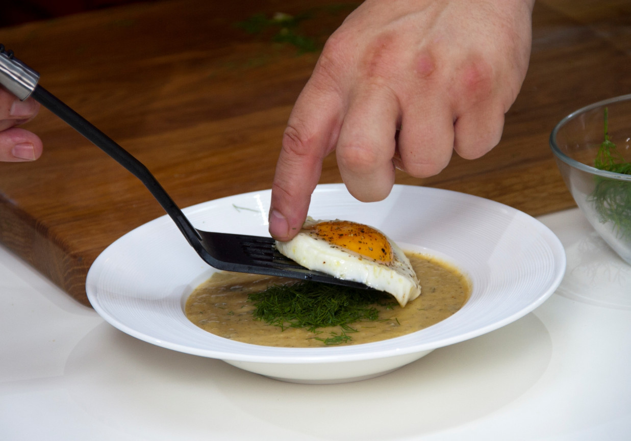 Przepis dnia III, odc. 32: Zupa ogórkowa z wędzonym boczkiem, kaparami i sadzonym jajkiem foto