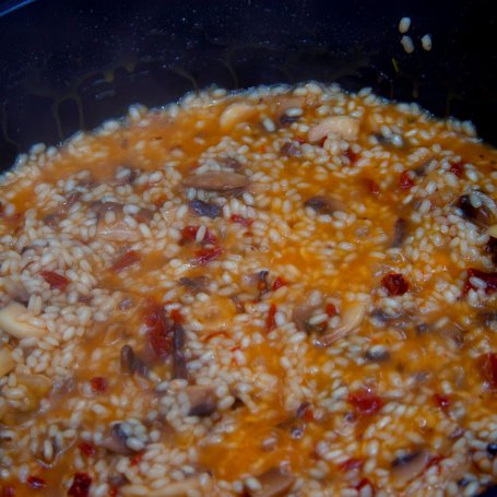 Krok 2 - Przepis dnia III, odc. 41: Risotto z suszonymi pomidorami i pieczarkami foto
