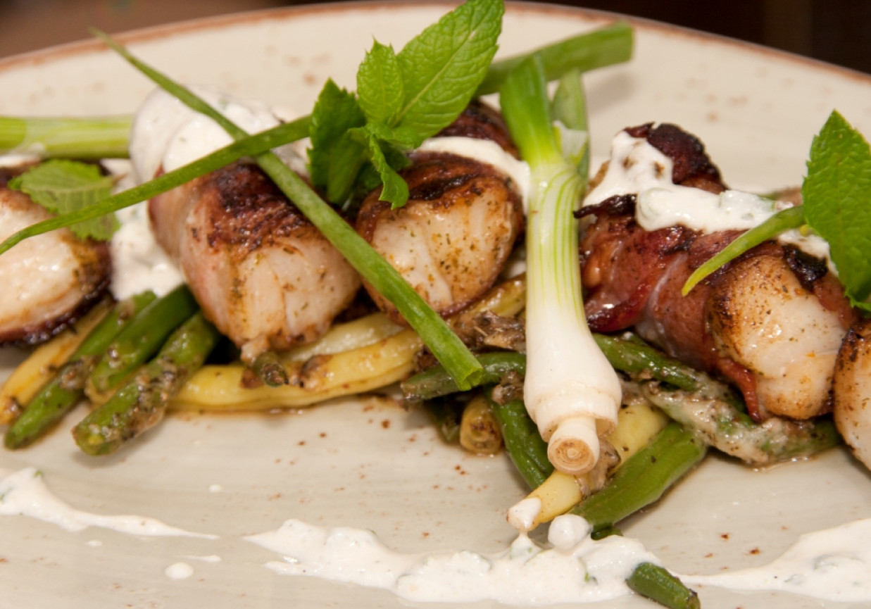 Przepis dnia III, odc. 47: Dorsz pieczony w boczku z zieloną fasolką i dipem czosnkowym  foto