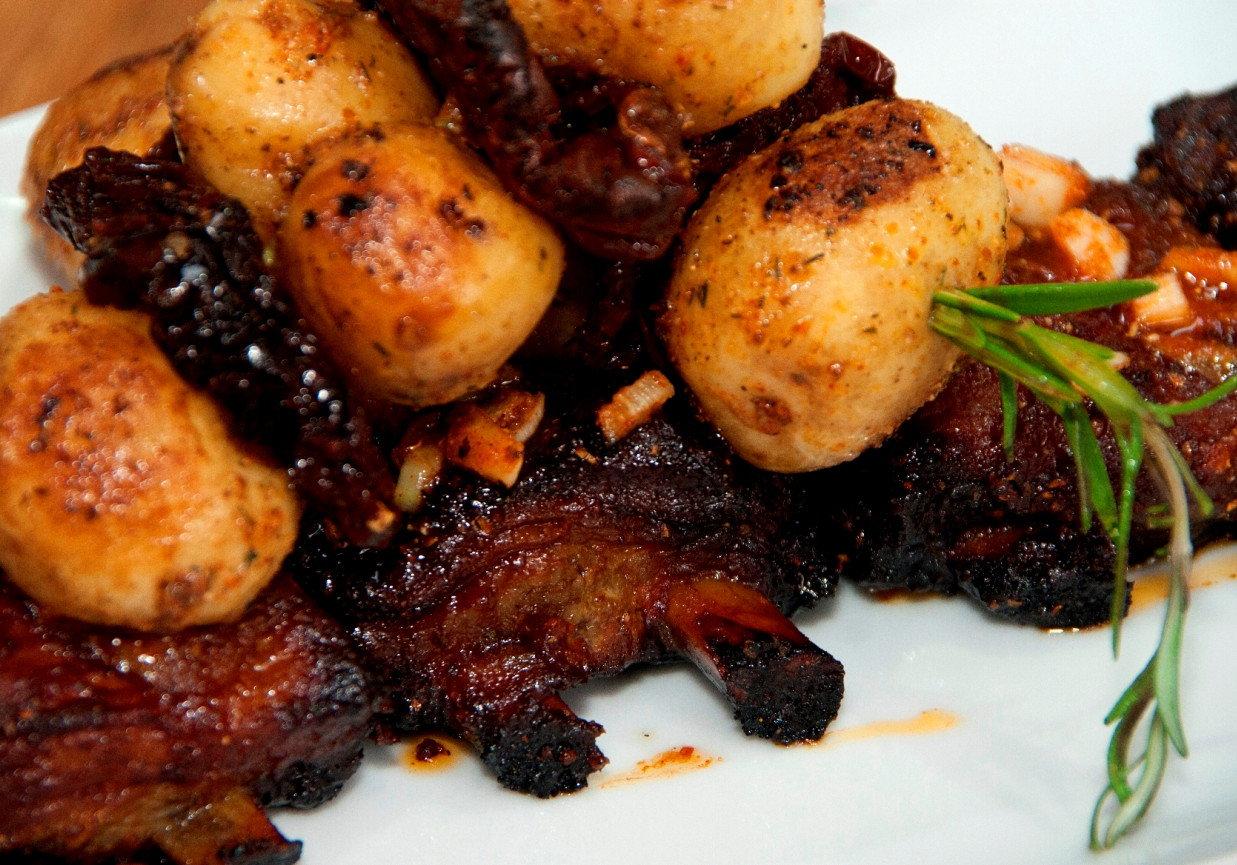 Przepis dnia III, odc. 60: Soczyste żeberka z aromatycznymi ziemniaczkami foto