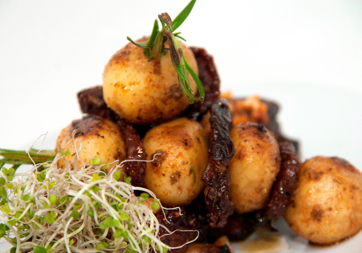 Przepis dnia III, odc. 60: Soczyste żeberka z aromatycznymi ziemniaczkami foto