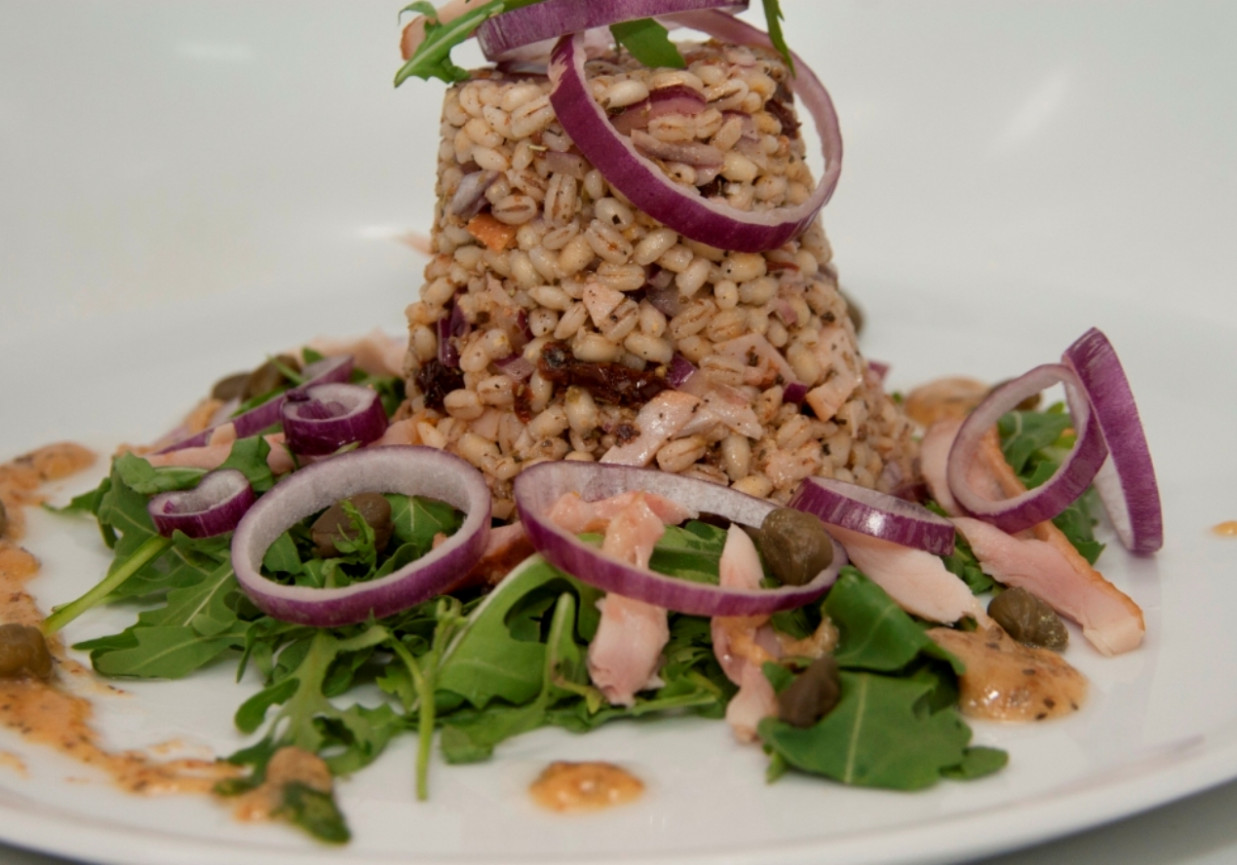 Przepis dnia III, odc. 63: Sałatka z kaszy pęczak z wędzonym kurczakiem foto