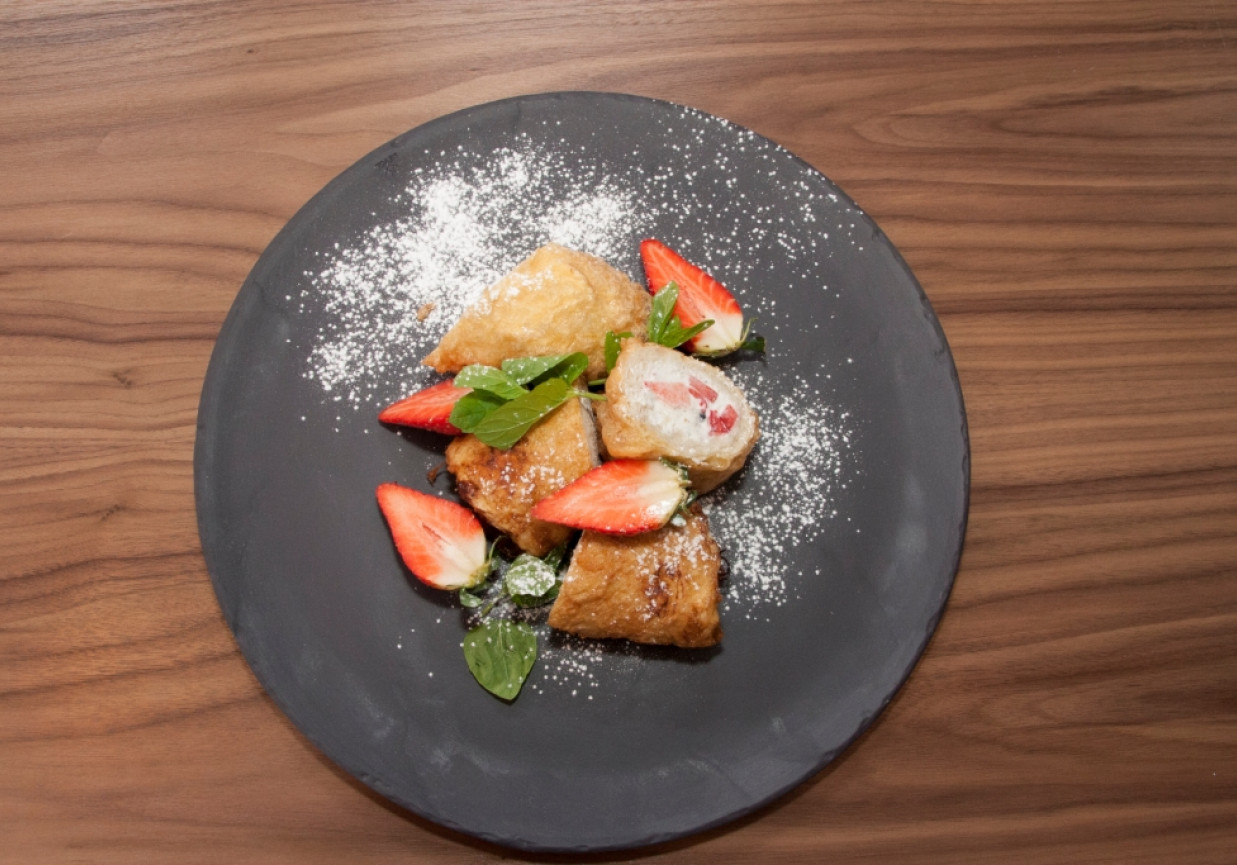 Przepis dnia IV, odc. 14: Smażone faszerowane bagietki z serem i truskawkami foto