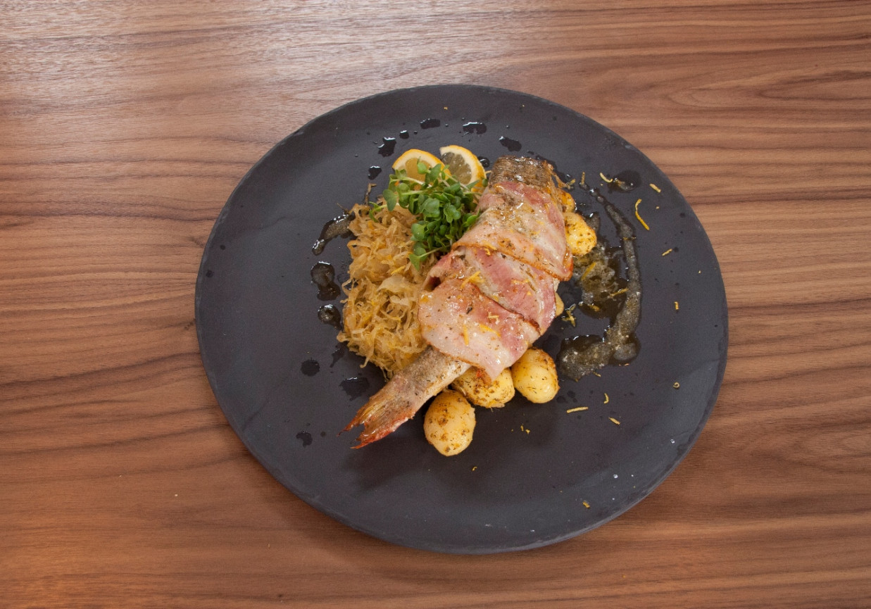 Przepis dnia IV, odc. 32: Pieczony okoń w plastrach boczku foto