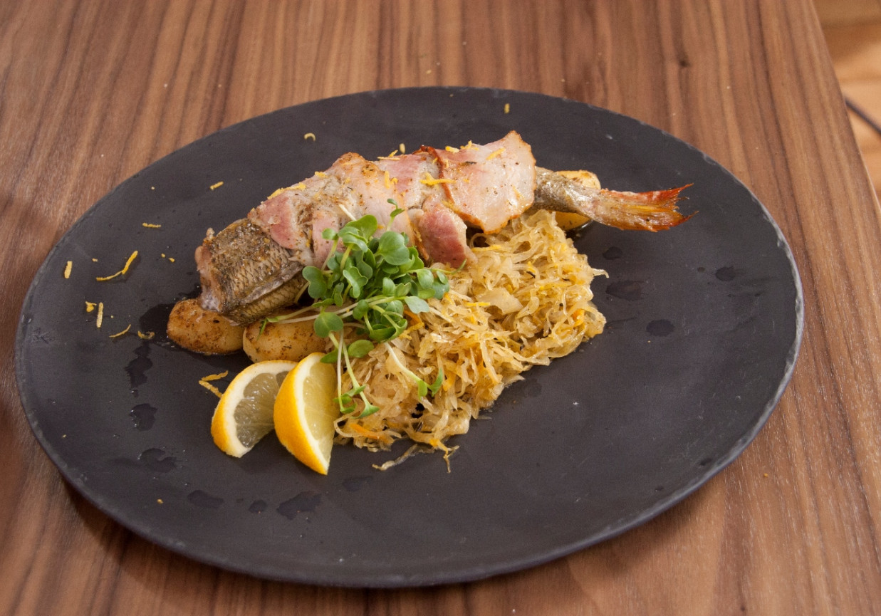 Przepis dnia IV, odc. 32: Pieczony okoń w plastrach boczku foto